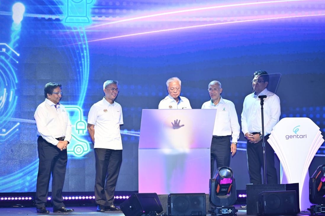 From left to right: Ainul Azhar Ainul Jamal, GENTARI Board of Director Member, Tengku Datuk Seri Utama Zafrul bin Tengku Abdul Aziz, Finance Minister, His Excellency Dato’ Sri Ismail Sabri bin Yaakob, Prime Minister, Tan Sri Dato' Seri Mohd Bakke Salleh, PETRONAS Chairman, Datuk Tengku Muhammad Taufik, GENTARI Chairman
